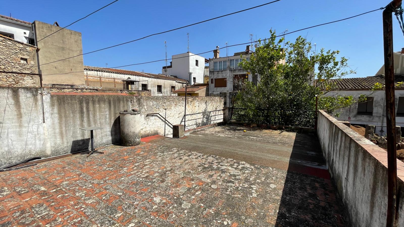 Casa de pueblo en venta, con gran jardín, varias terrazas y local comercial -  Centro de Palafrugell, Girona, Baix Empordà.
