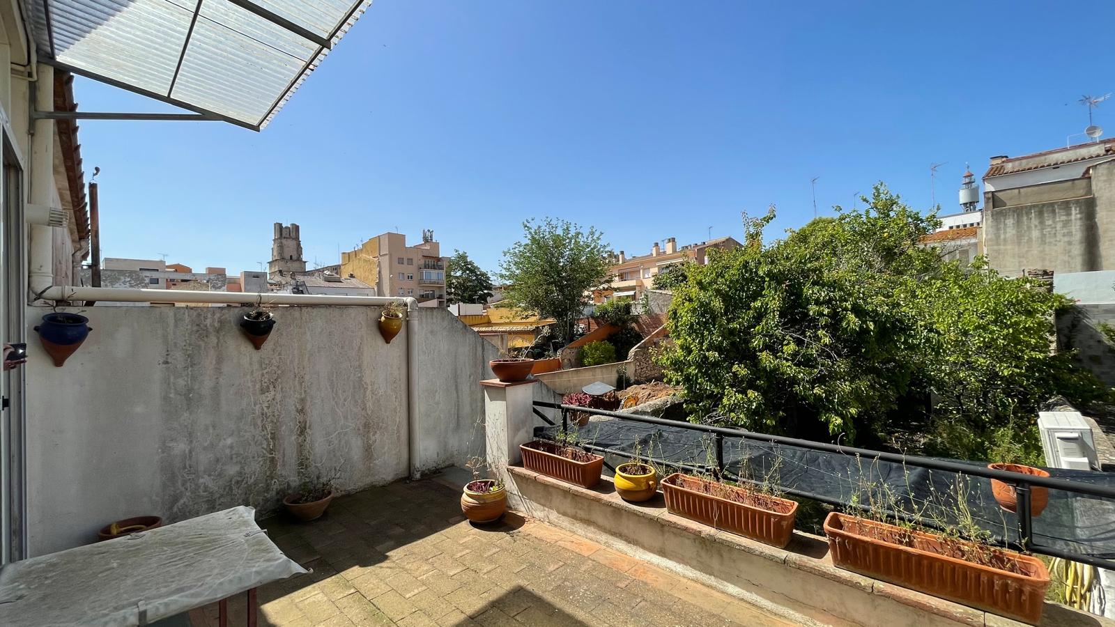 Casa de pueblo en venta, con gran jardín, varias terrazas y local comercial -  Centro de Palafrugell, Girona, Baix Empordà.