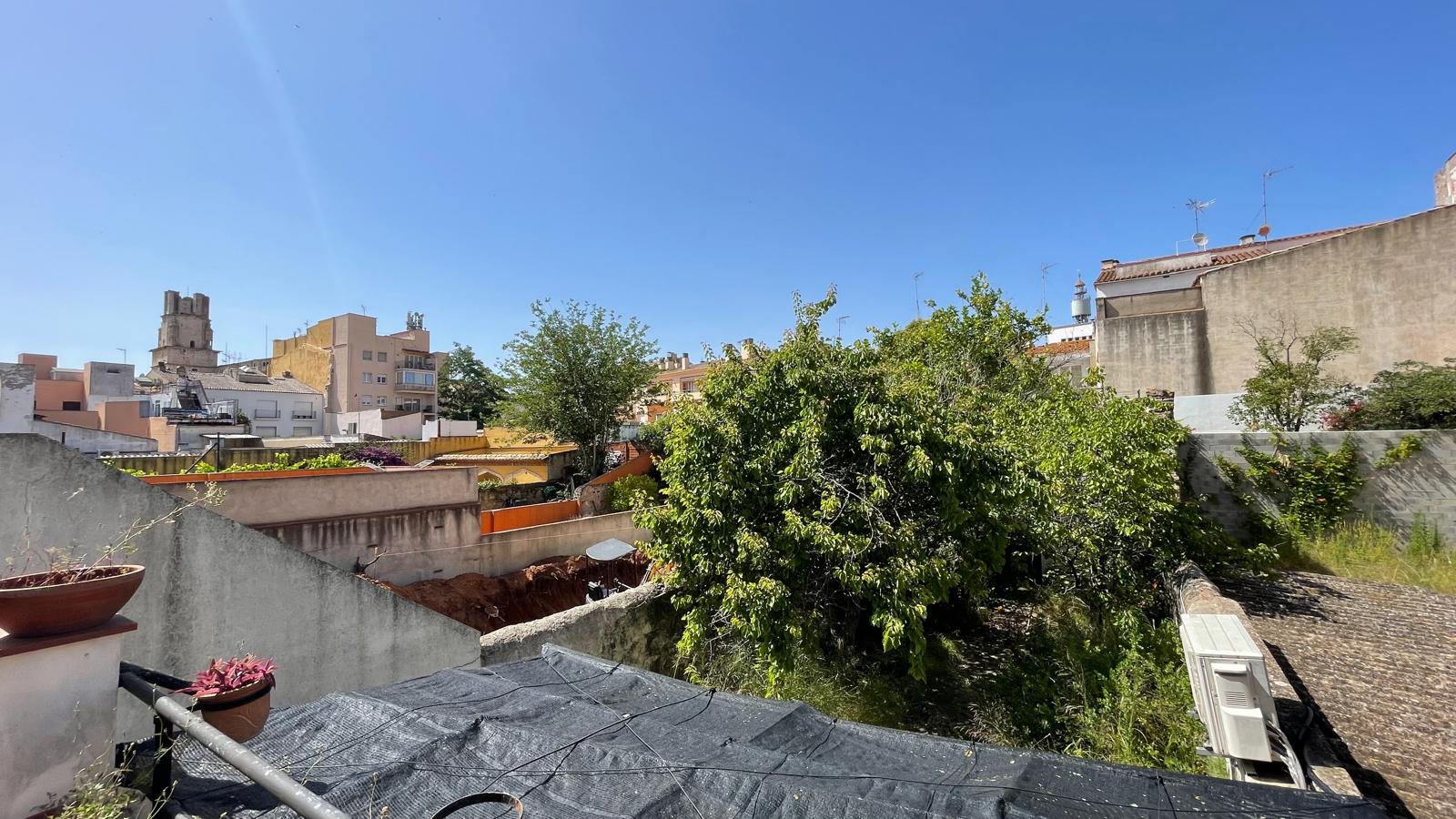 Casa de pueblo en venta, con gran jardín, varias terrazas y local comercial -  Centro de Palafrugell, Girona, Baix Empordà.
