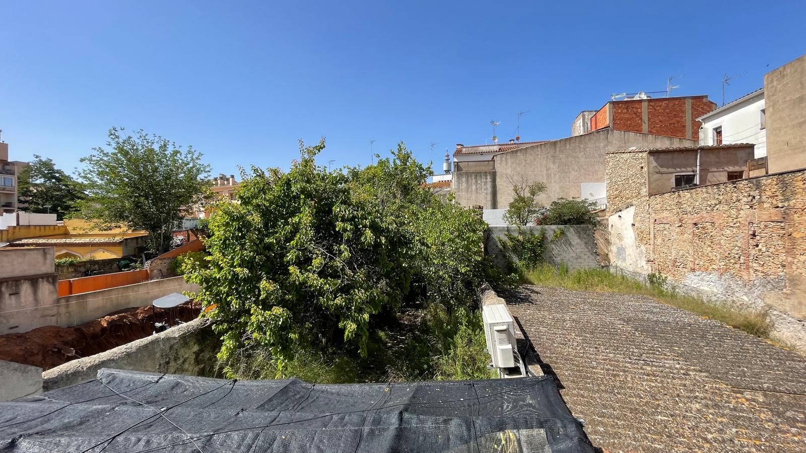 Casa de pueblo en venta, con gran jardín, varias terrazas y local comercial -  Centro de Palafrugell, Girona, Baix Empordà.