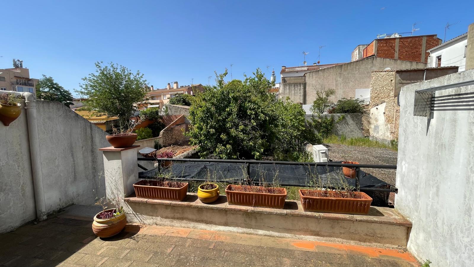 Casa de pueblo en venta, con gran jardín, varias terrazas y local comercial -  Centro de Palafrugell, Girona, Baix Empordà.