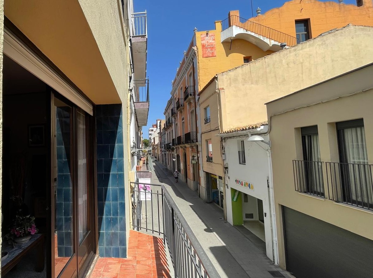 Casa de pueblo en venta, con gran jardín, varias terrazas y local comercial -  Centro de Palafrugell, Girona, Baix Empordà.