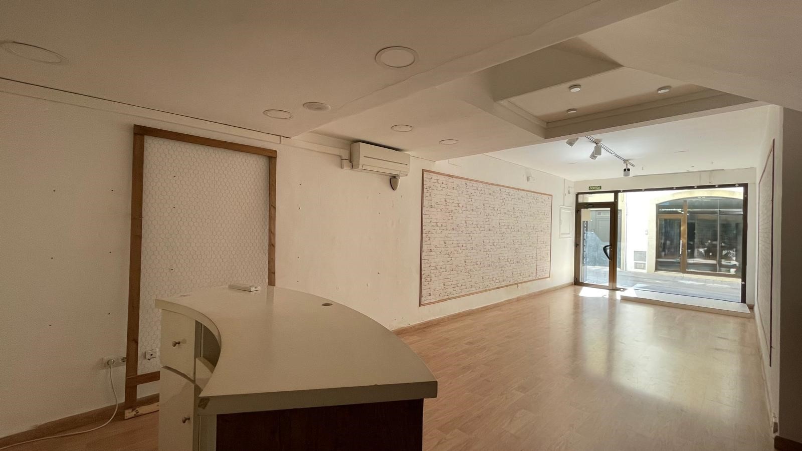 Casa de pueblo en venta, con gran jardín, varias terrazas y local comercial -  Centro de Palafrugell, Girona, Baix Empordà.