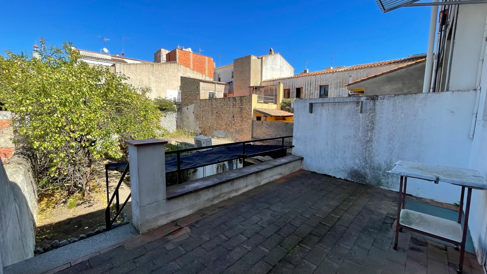 Casa de pueblo en venta, con gran jardín, varias terrazas y local comercial -  Centro de Palafrugell, Girona, Baix Empordà.