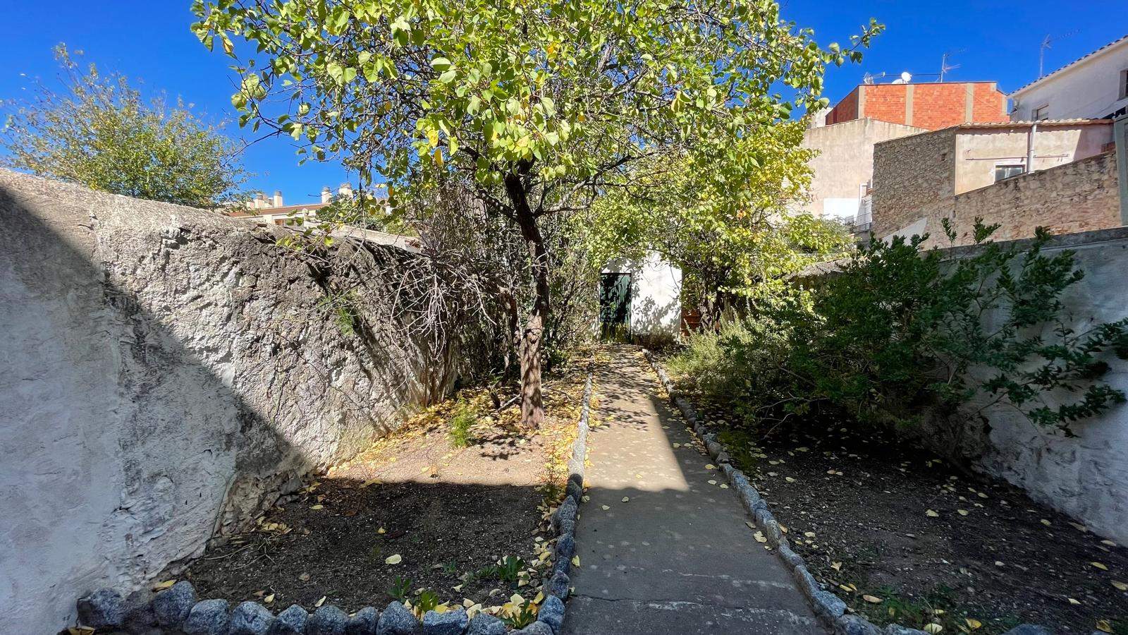 Casa de pueblo en venta, con gran jardín, varias terrazas y local comercial -  Centro de Palafrugell, Girona, Baix Empordà.
