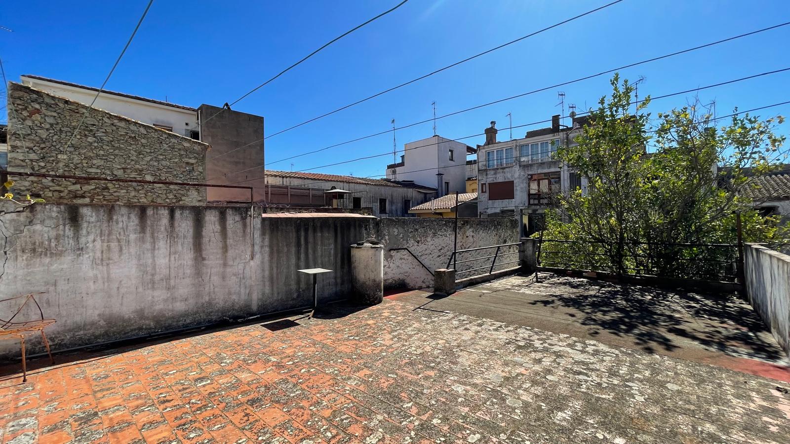Casa de pueblo en venta, con gran jardín, varias terrazas y local comercial -  Centro de Palafrugell, Girona, Baix Empordà.