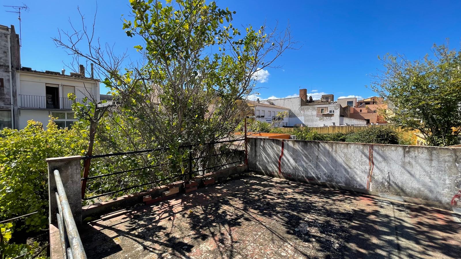 Casa de pueblo en venta, con gran jardín, varias terrazas y local comercial -  Centro de Palafrugell, Girona, Baix Empordà.