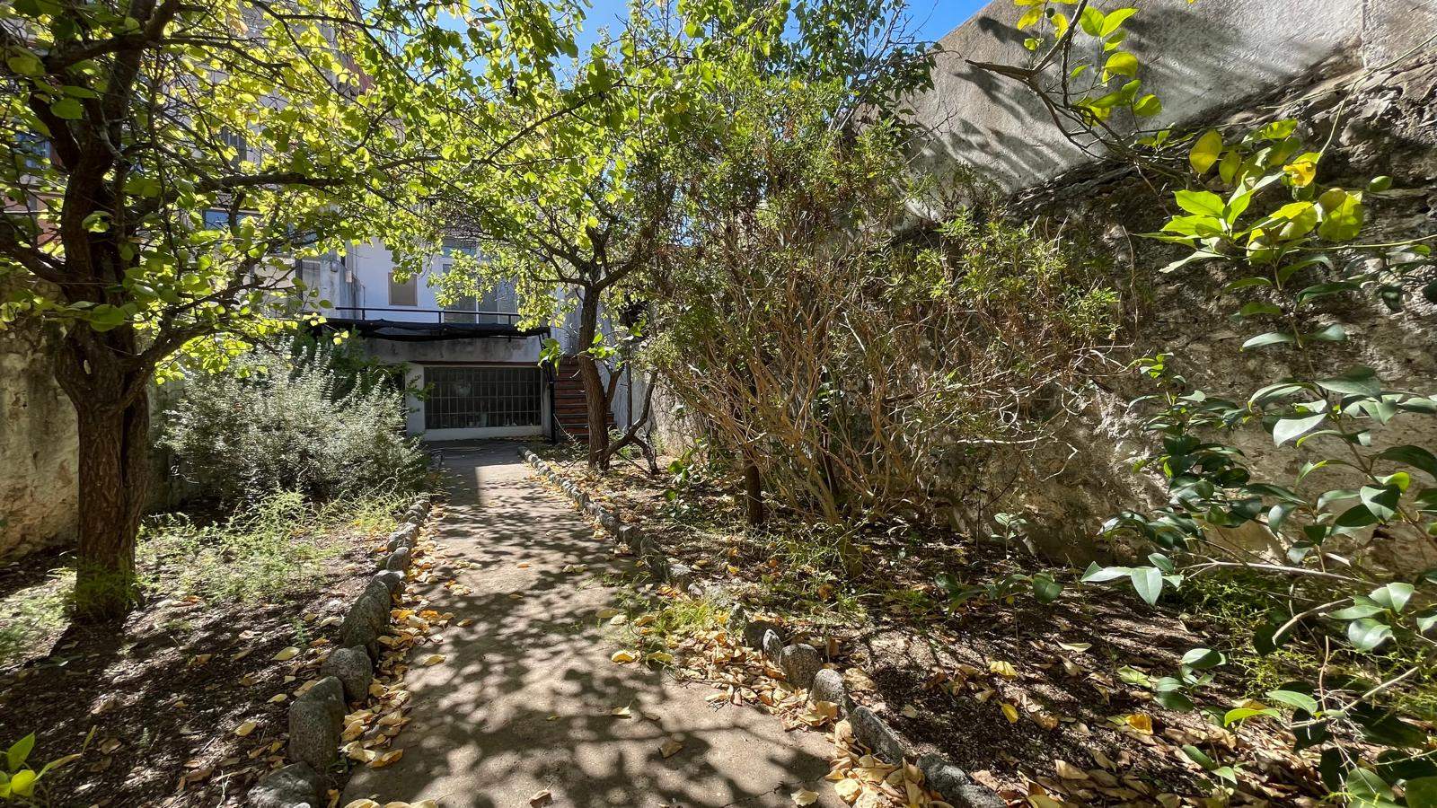 Casa de pueblo en venta, con gran jardín, varias terrazas y local comercial -  Centro de Palafrugell, Girona, Baix Empordà.