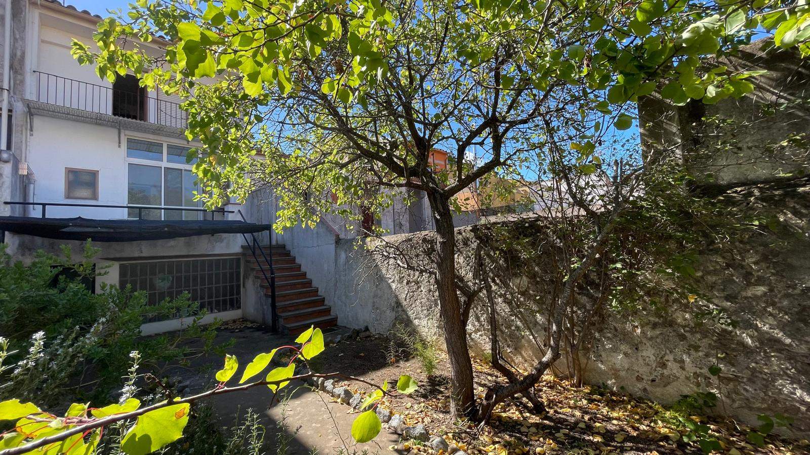 Casa de pueblo en venta, con gran jardín, varias terrazas y local comercial -  Centro de Palafrugell, Girona, Baix Empordà.