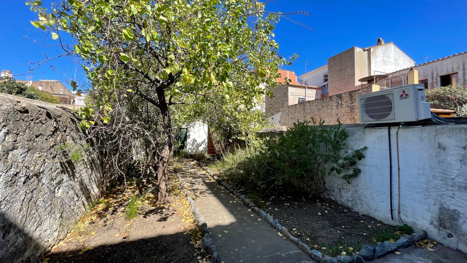 Casa de pueblo en venta, con gran jardín, varias terrazas y local comercial -  Centro de Palafrugell, Girona, Baix Empordà.