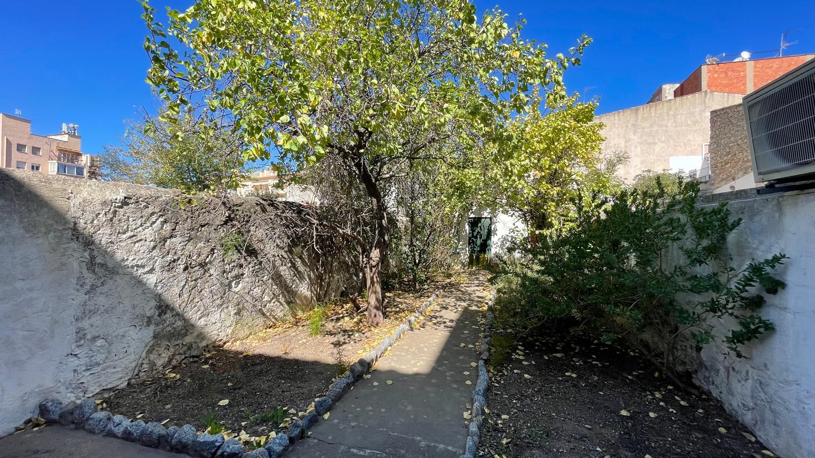 Casa de pueblo en venta, con gran jardín, varias terrazas y local comercial -  Centro de Palafrugell, Girona, Baix Empordà.